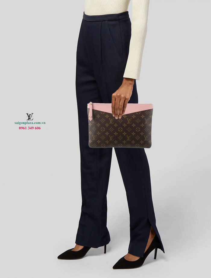 Túi nữ đẹp túi nữ da thật túi cluth cầm tay size cơ to để điện thoại ipad LV Louis Vuitton Daily Pouch M62048