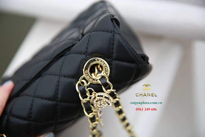 túi nữ màu đen hiệu Chanel Coco Classic Charm