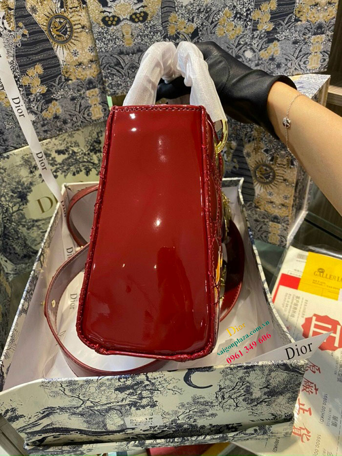 Túi phom cúng dáng cao màu đỏ thương hiệu Dior DIOR M0538OCAL_M35R